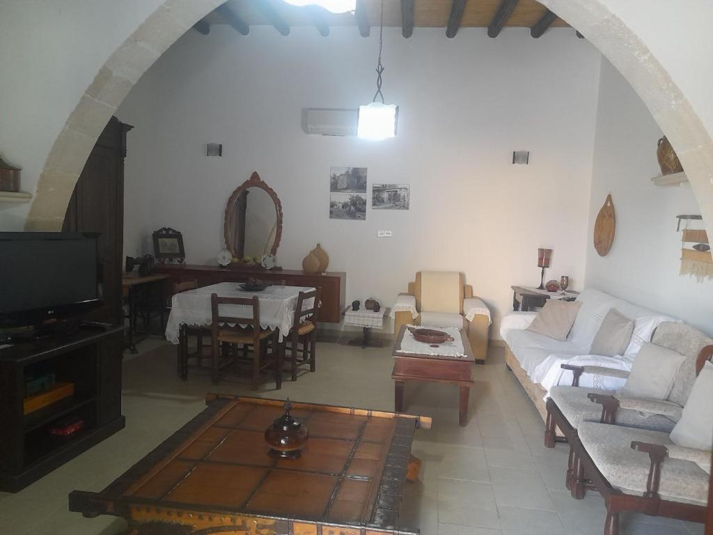 Ivi House in Giolou, Paphos 5