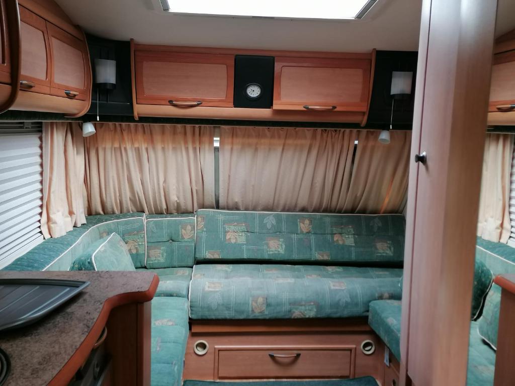 un canapé à l'arrière d'un véhicule dans l'établissement Caravane des prés, à Saint-Georges-de-Didonne