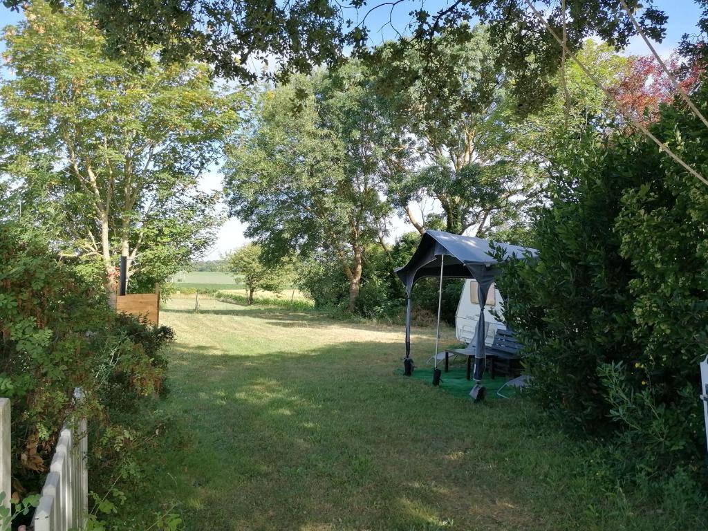 - un kiosque dans une cour arborée dans l'établissement Caravane des prés, à Saint-Georges-de-Didonne
