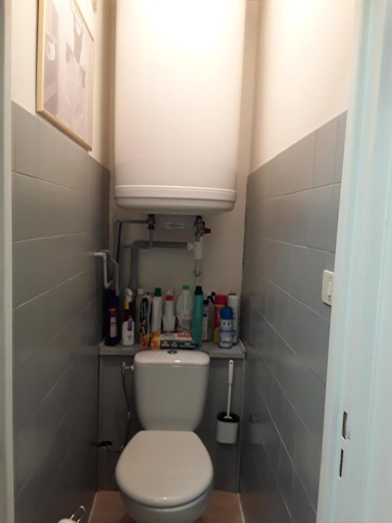 La salle de bains est pourvue de toilettes avec une lumière au-dessus. dans l'établissement Superdevoluy Appart Rez de Neige, à Saint-Étienne-en-Dévoluy