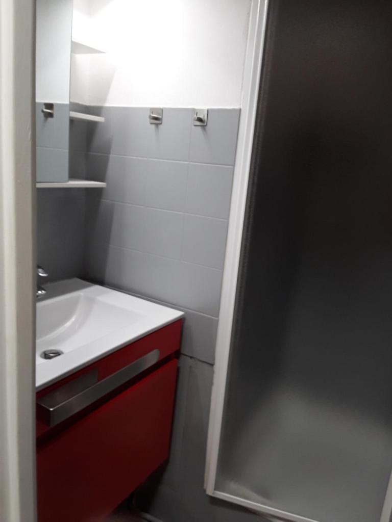 La salle de bains est pourvue d'un lavabo blanc et d'une armoire rouge. dans l'établissement Superdevoluy Appart Rez de Neige, à Saint-Étienne-en-Dévoluy 17 autres photos