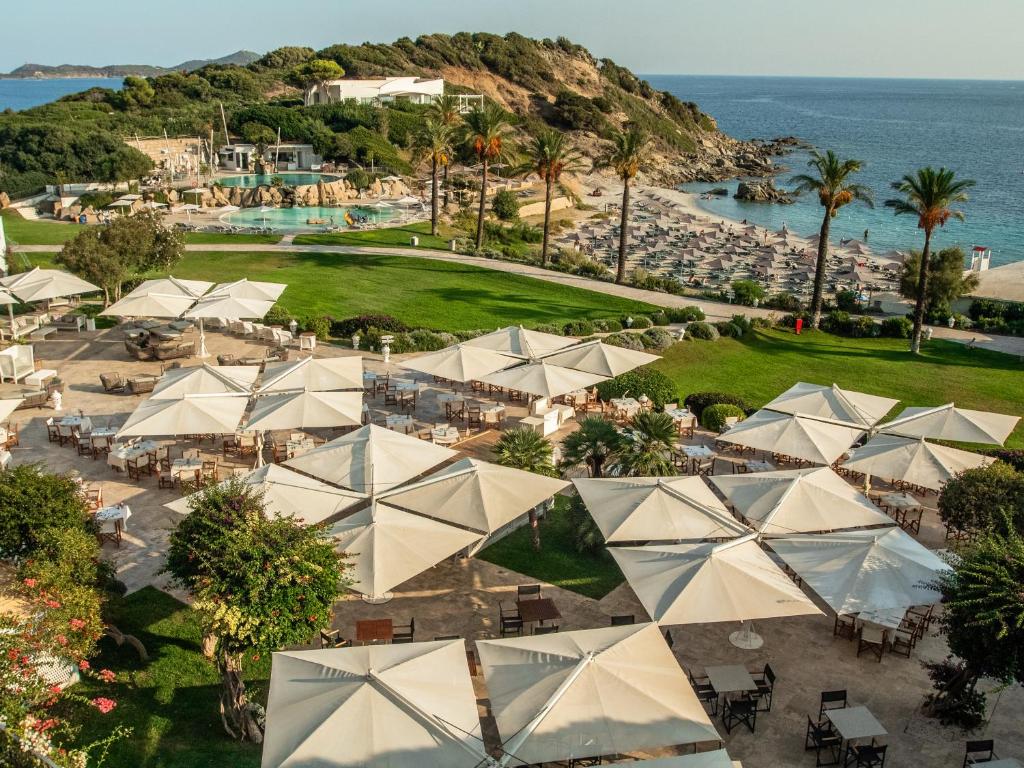 une vue aérienne d'un complexe hôtelier avec tables et parasols dans l'établissement Falkensteiner Resort Capo Boi, à Villasimius 36 autres photos