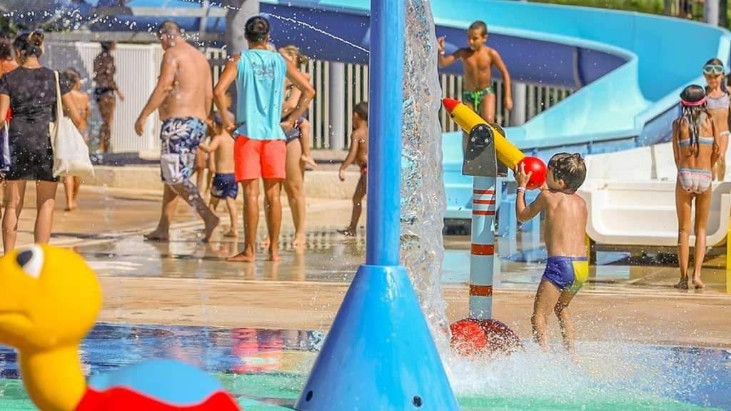 un groupe de personnes jouant dans un parc aquatique dans l'établissement Le mobilhome de Maelya, à Saint-Cyprien 2 autres photos