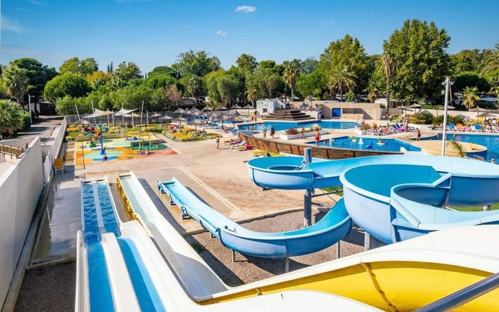 un parc aquatique avec de nombreux toboggans aquatiques dans l'établissement Le mobilhome de Maelya, à Saint-Cyprien