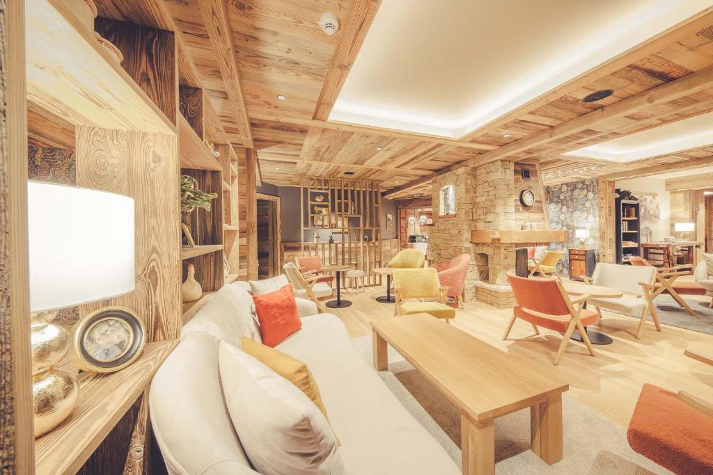 un salon avec un canapé blanc et des chaises dans l'établissement La Clef des Champs, à Morzine
