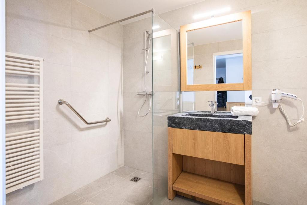 une salle de bain avec un lavabo et une douche dans l'établissement Résidence Les Balcons de Val Chavière, à Val Thorens