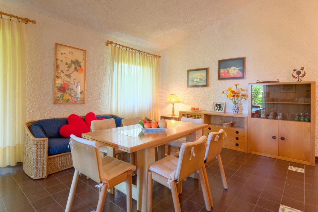 un salon avec une table et un canapé bleu dans l'établissement Villaggio Turistico Internazionale, à Porto Recanati