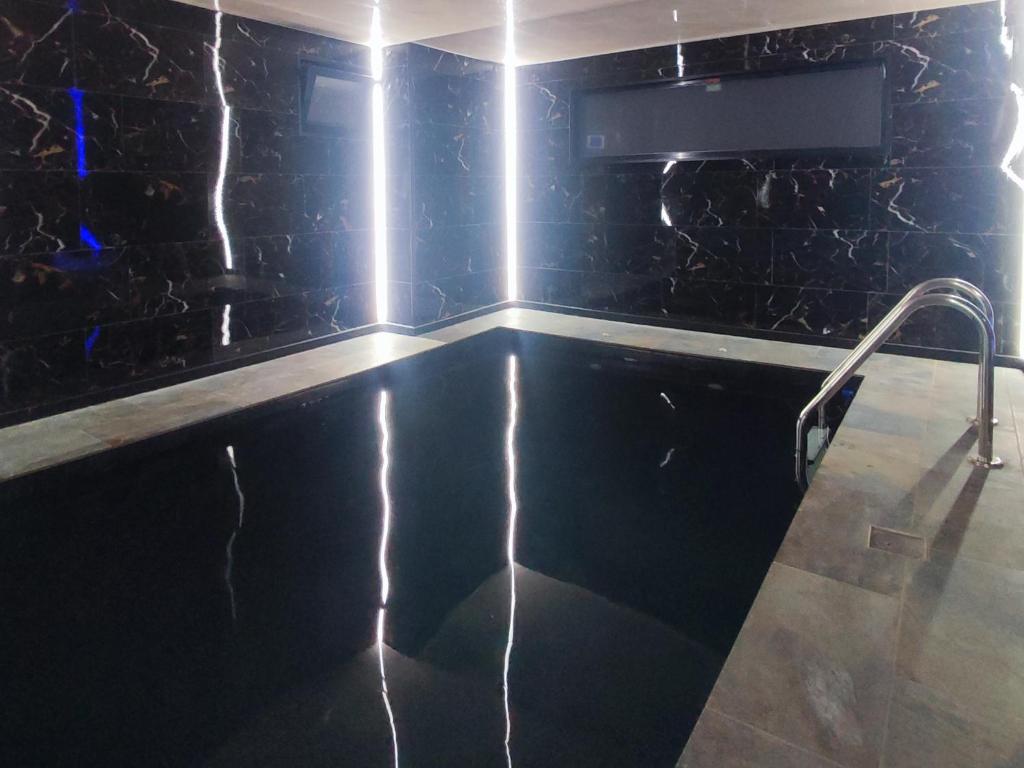 R luxury piscine et spa privatifs 1