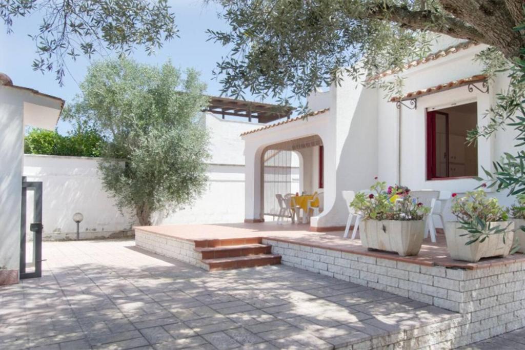 Photo de la galerie de l'établissement Villa Antonella con Piscina nel Boomerang Village a Torre Colimena, à Torre Colimena