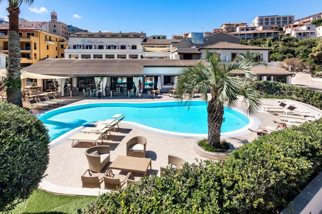 - une piscine avec chaises longues et un complexe dans l'établissement Hotel Corallaro, à Santa Teresa Gallura