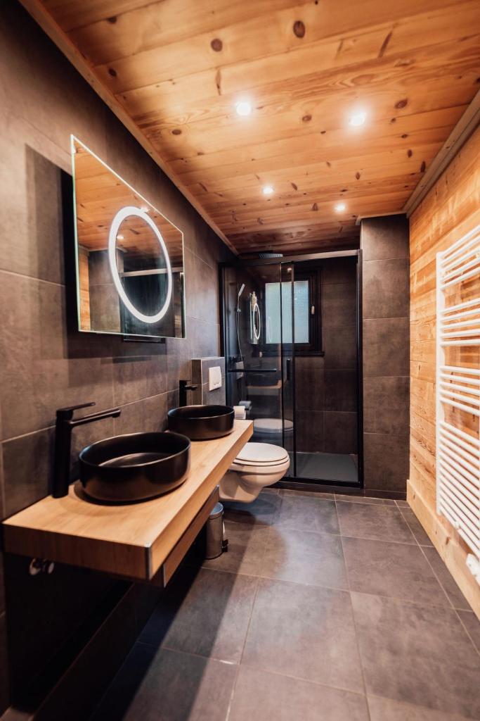 une salle de bain avec deux lavabos et un WC dans l'établissement Chalet Hôtel du Mont-Charvin & Spa, à Crest-Voland