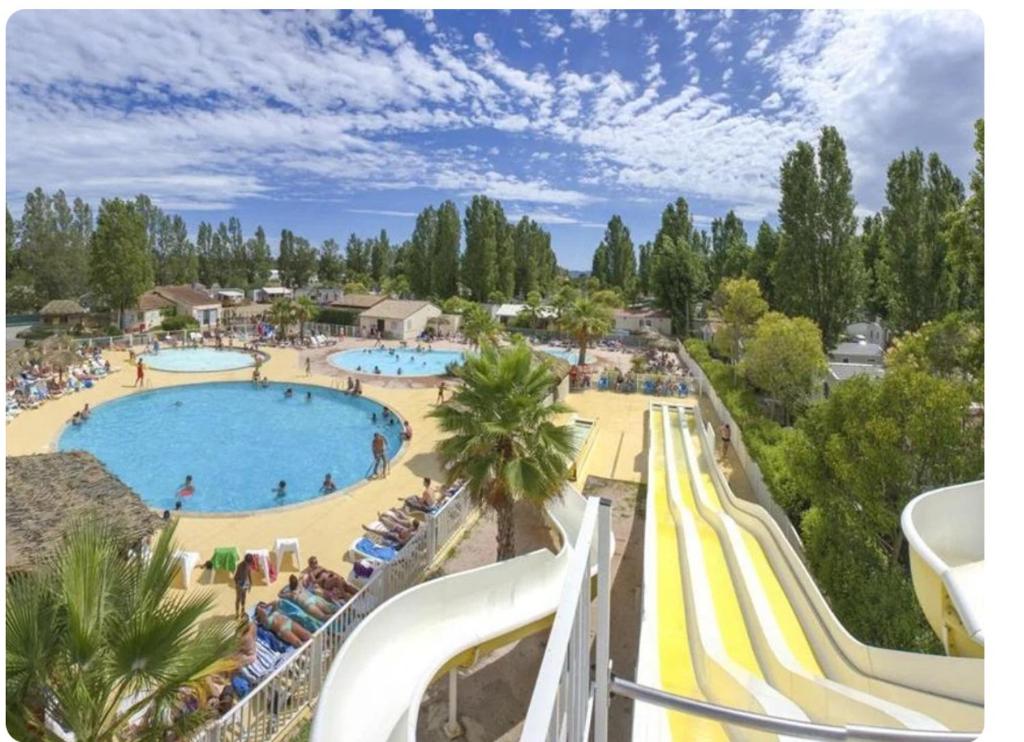 une vue d'une piscine dans un complexe hôtelier dans l'établissement Siblu le Montourey frejus, à Fréjus
