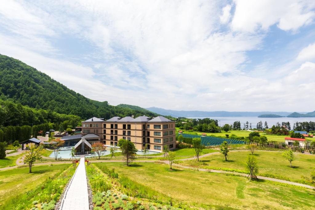 - une vue aérienne sur un complexe dans les montagnes avec un sentier dans l'établissement Lake Toya Tsuruga Resort HIKARINOUTA, à Lac Tōya