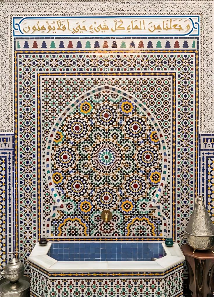 La salle de bains est pourvue d'un mur en mosaïque et d'une baignoire. dans l'établissement Riad Mounana fez luxurious palace & spa, à Fès 37 autres photos