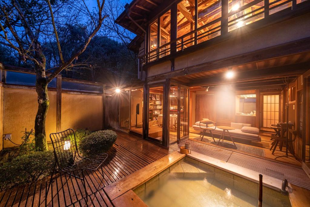 une maison avec une piscine devant dans l'établissement Sekitei, à Hatsukaichi