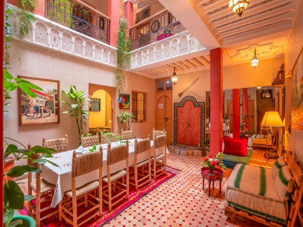 un restaurant avec une table et des chaises dans une salle dans l'établissement Riad dar ennakhla, à Marrakech