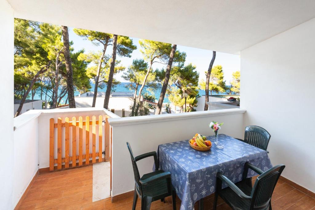 une table avec un bol de fruits sur un balcon dans l'établissement Sfinal Residence, à Peschici