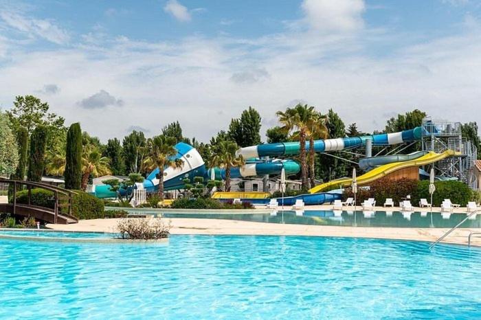 un grand parc aquatique avec un toboggan aquatique dans l'établissement Mobil-Home VO42 Camping La Carabasse VIAS-Plage, à Vias