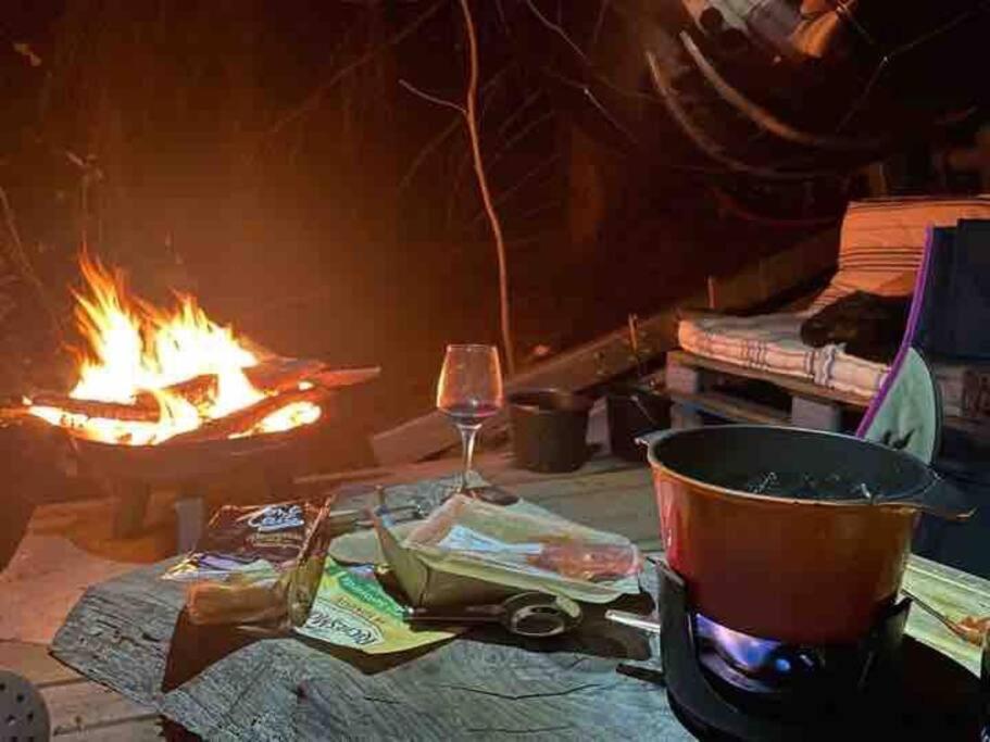 - une cheminée avec un pot et un verre de vin dans l'établissement Mirror globe Kandasphere, à Saint-Gervais-les-Bains