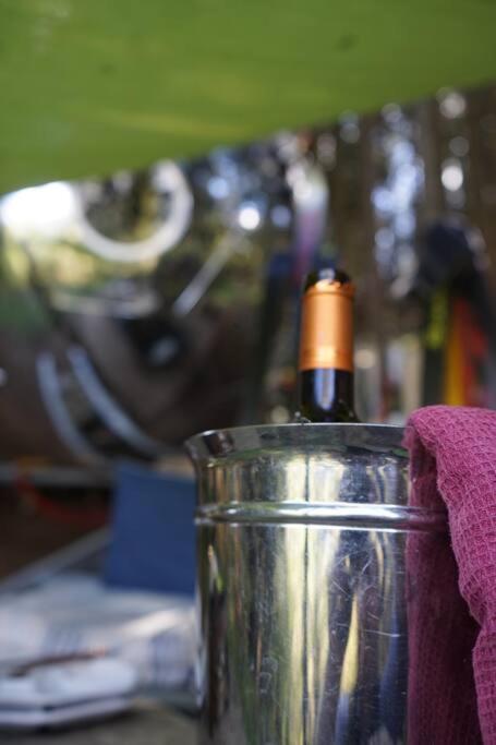 une bouteille de vin assise dans un récipient métallique dans l'établissement Mirror globe Kandasphere, à Saint-Gervais-les-Bains