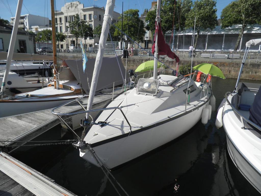 - un voilier blanc amarré à un quai dans l'établissement Voilier NEVEN, à Lorient