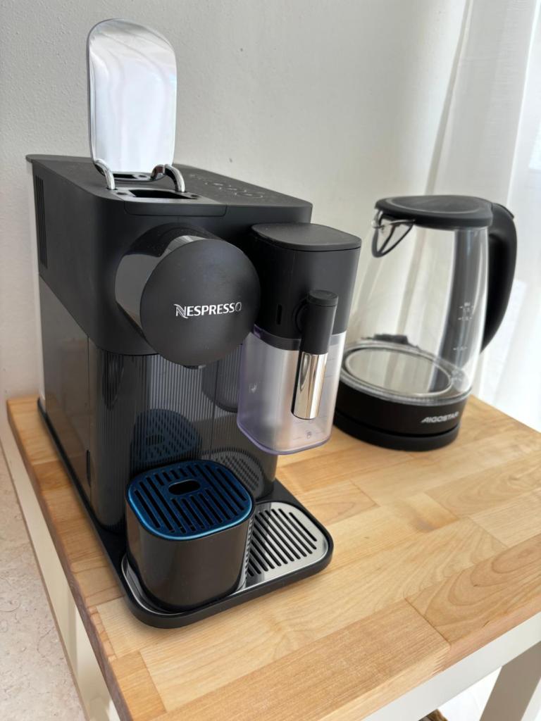 - une cafetière installée au-dessus d'un comptoir en bois dans l'établissement Trulli Biancopumo - private pool, à Monopoli