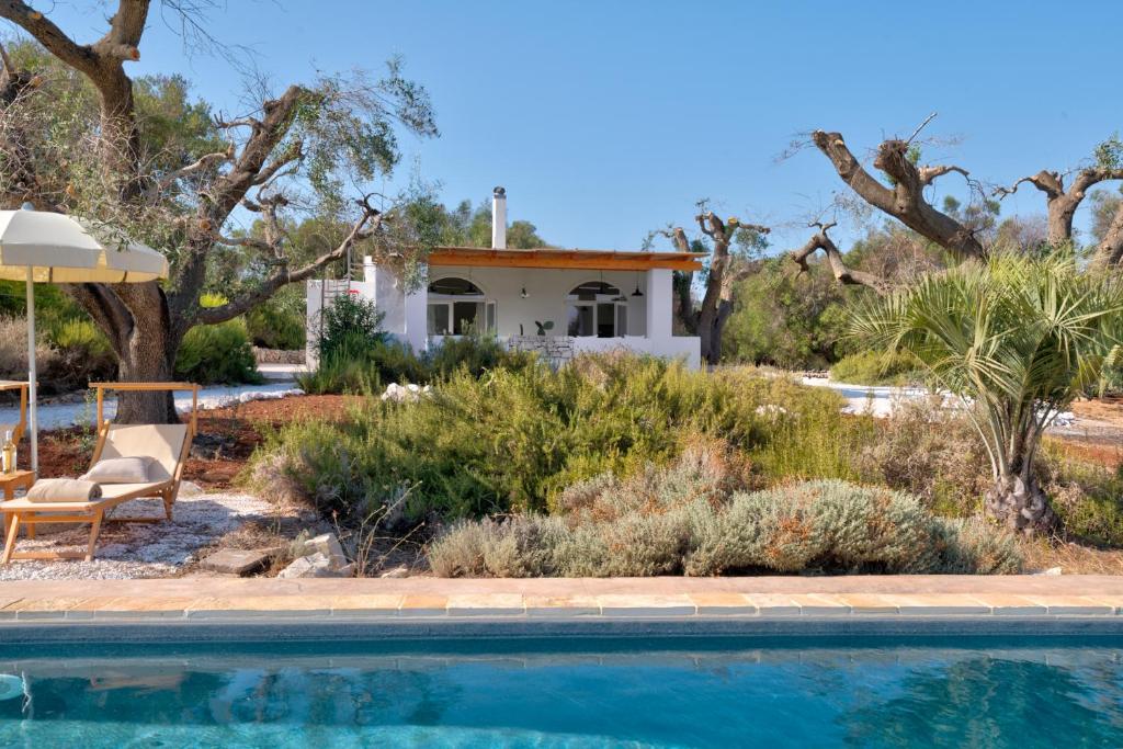 une villa avec piscine et une maison dans l'établissement Dimora Donnagnora, à Ostuni