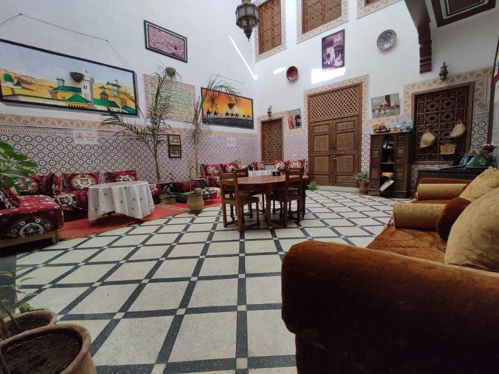 un salon avec une table et des chaises dans l'établissement Dar Ahl Tadla, à Fès 31 autres photos