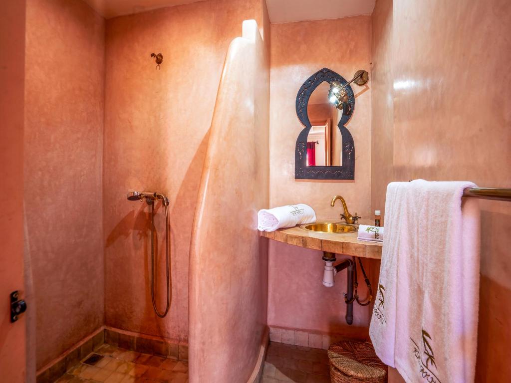 une salle de bain avec douche et lavabo dans l'établissement Riad dar ennakhla, à Marrakech