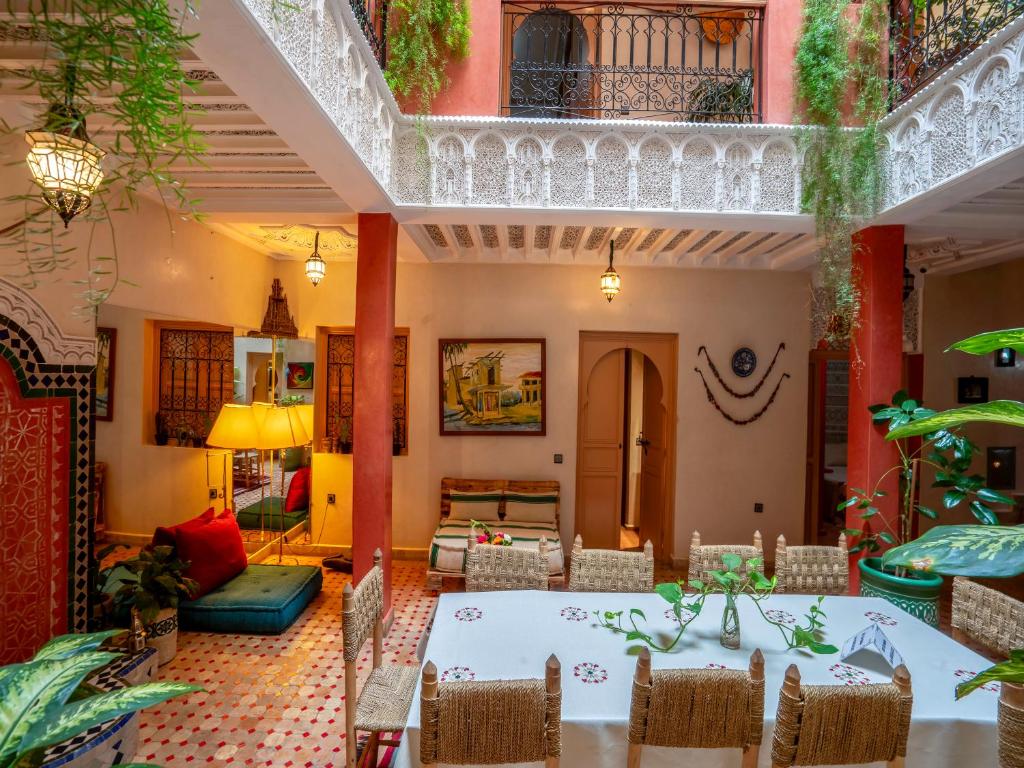 un salon avec une table et des chaises dans l'établissement Riad dar ennakhla, à Marrakech