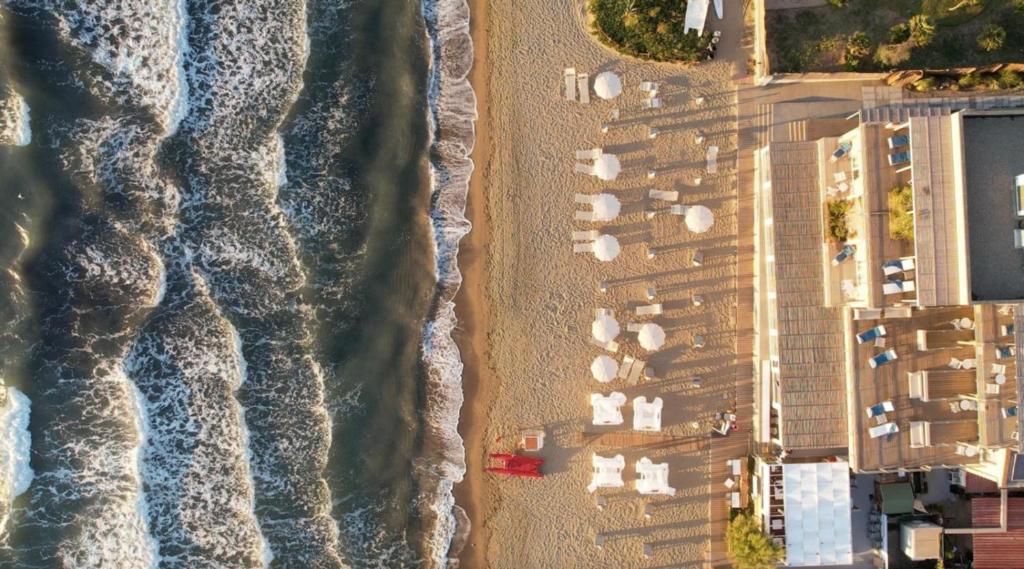 - une vue sur la plage et l'océan dans l'établissement Hotel Villa Ambra, à Orbetello