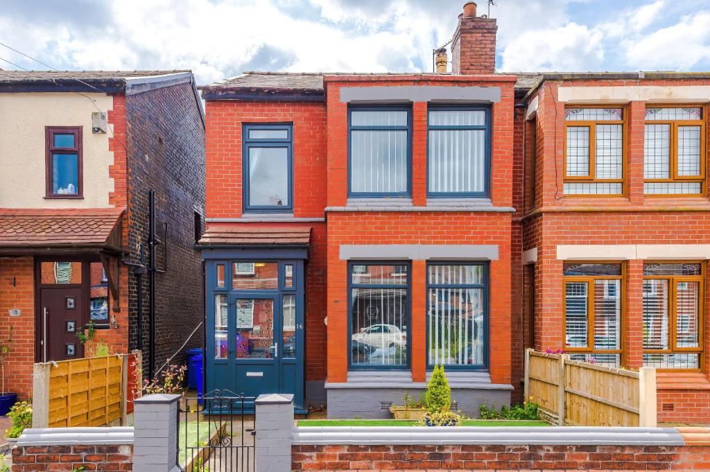 NEW! 3-Bed Spacious Home in Manchester by 53 Degrees Property, Ideal for Groups, FREE Parking! 6