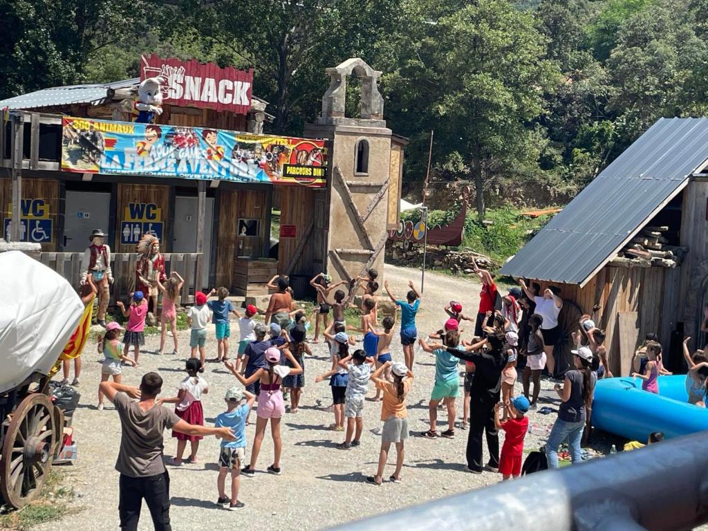 un groupe d'enfants jouant dans un parc aquatique dans l'établissement Cabane trappeur 4pers à la ferme aventure du perthus, à Le Perthus