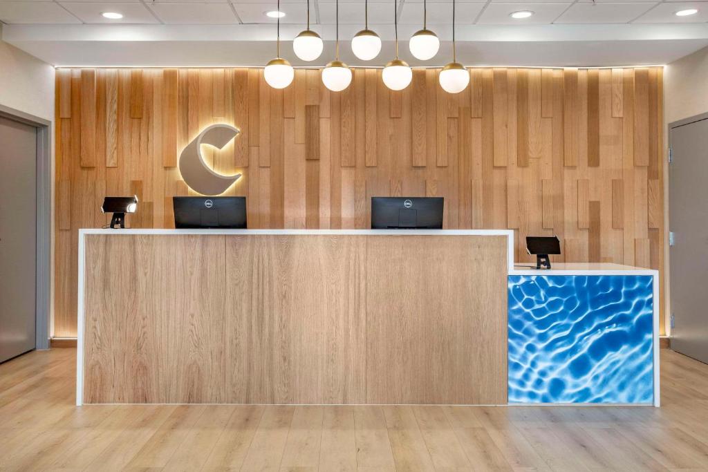 Comfort Inn & Suites Newark Liberty International Airport Image