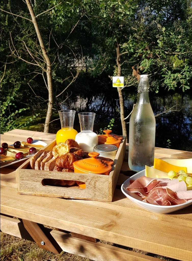 - une table en bois avec un plateau de nourriture et de boissons dans l'établissement Camping d'Artagnan, à Margouët-Meymès 12 autres photos