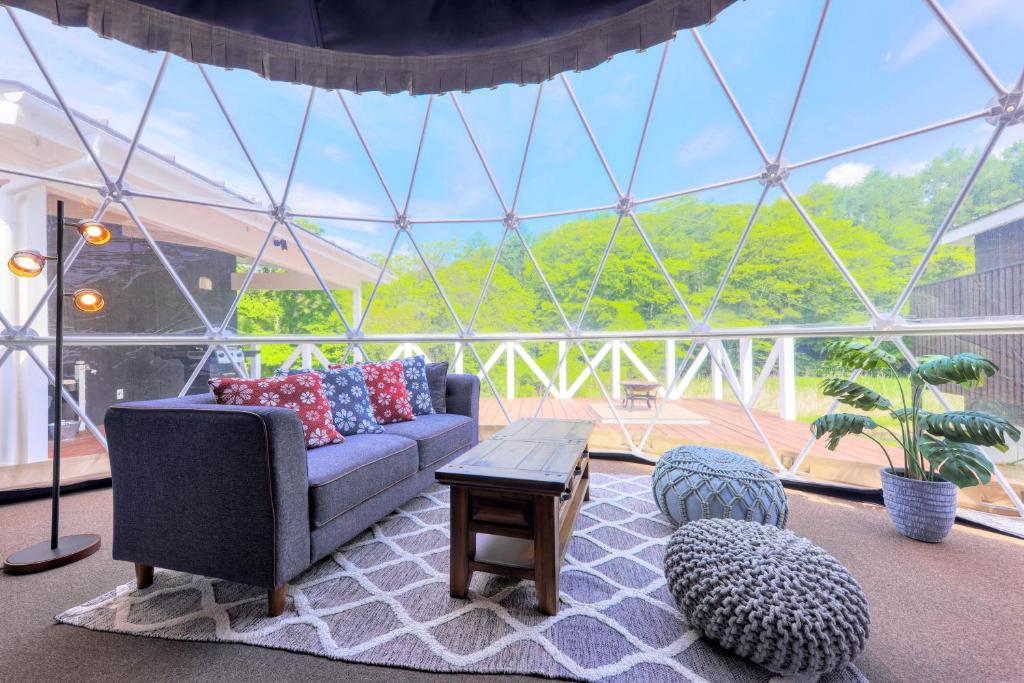 un salon avec un canapé et une table dans l'établissement グランド―ム　富士忍野, à Minamitsuru