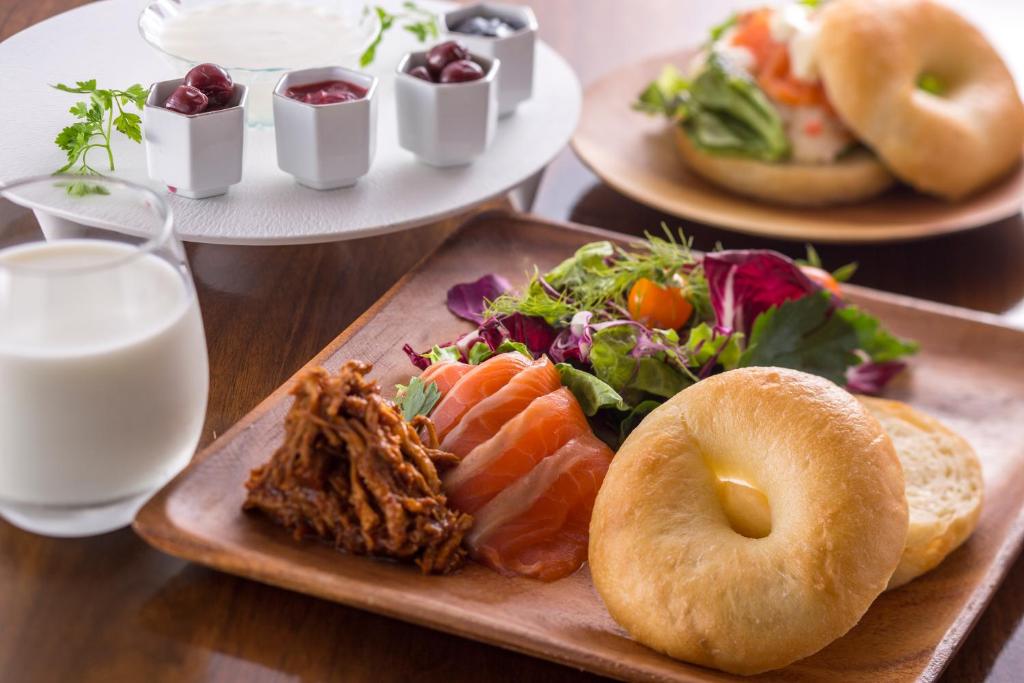une table avec des assiettes de nourriture, un sandwich et une salade dans l'établissement グランド―ム　富士忍野, à Minamitsuru