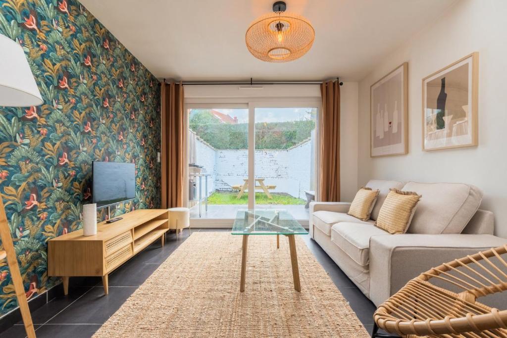 3 bedroom house with garden, near tram 3