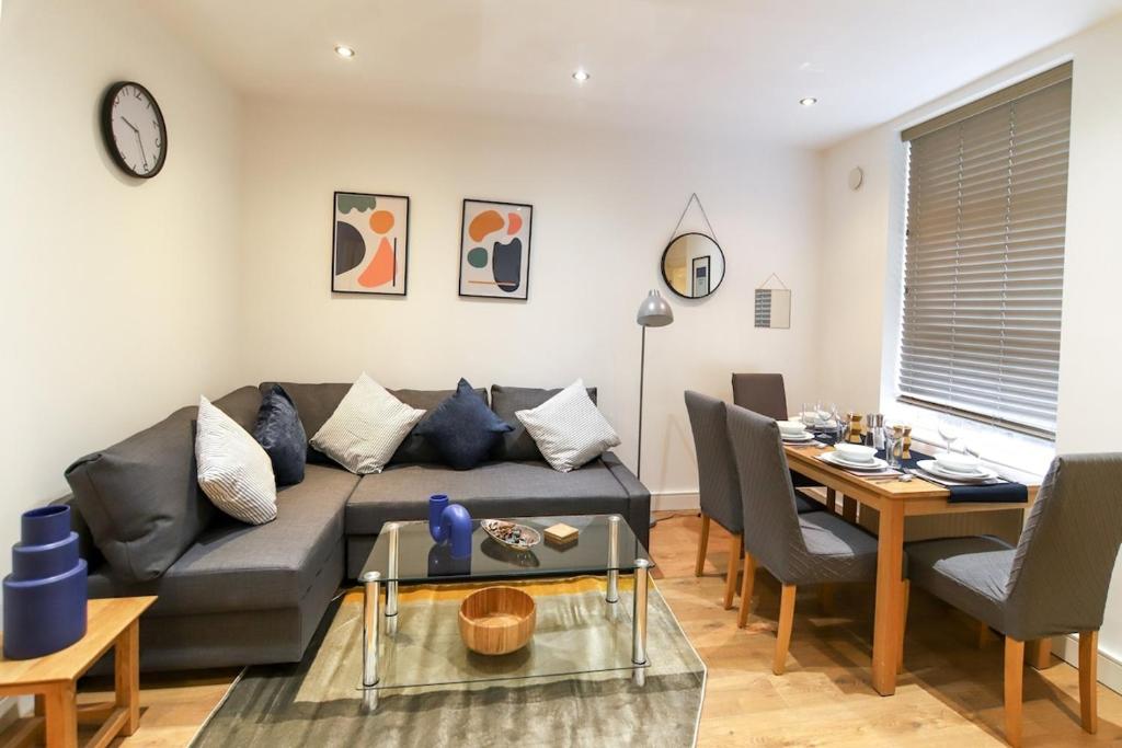 New- Modern 2br Apt Wifi Sleep5 City Centre Image