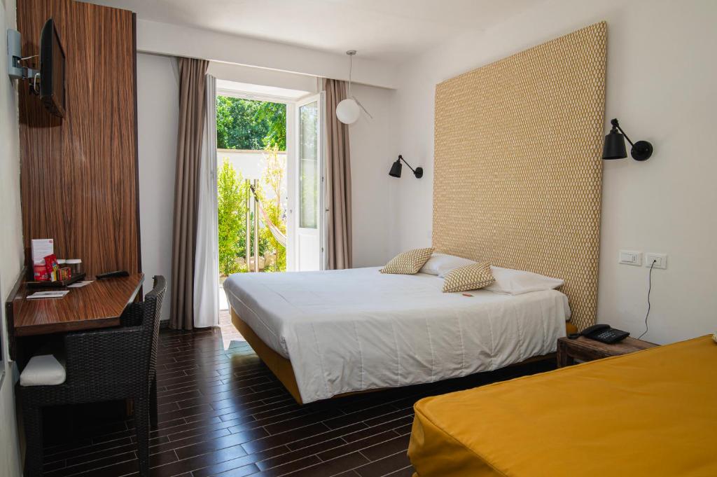 une chambre d'hôtel avec un lit et une fenêtre dans l'établissement Marina 10 Design Hotel & SPA, à Ischia 136 autres photos