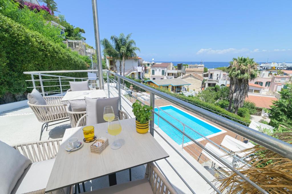 - un balcon avec une table et une piscine dans l'établissement Marina 10 Design Hotel & SPA, à Ischia