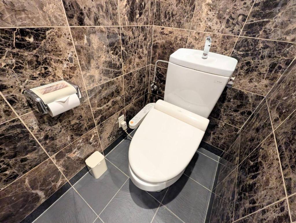une salle de bain avec des toilettes et un rouleau de papier toilette dans l'établissement Carnet (Adult Only), à Amagasaki 22 autres photos