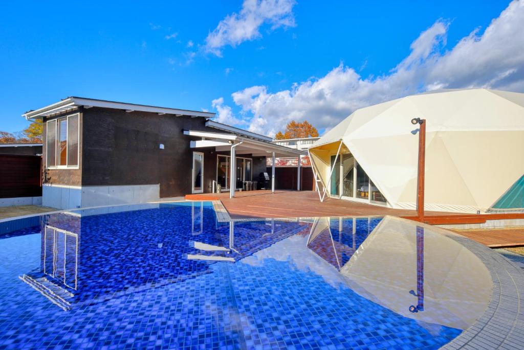une maison avec une piscine et une tente dans l'établissement Private Villa Glampimg 富士山中湖, à Yamanakako