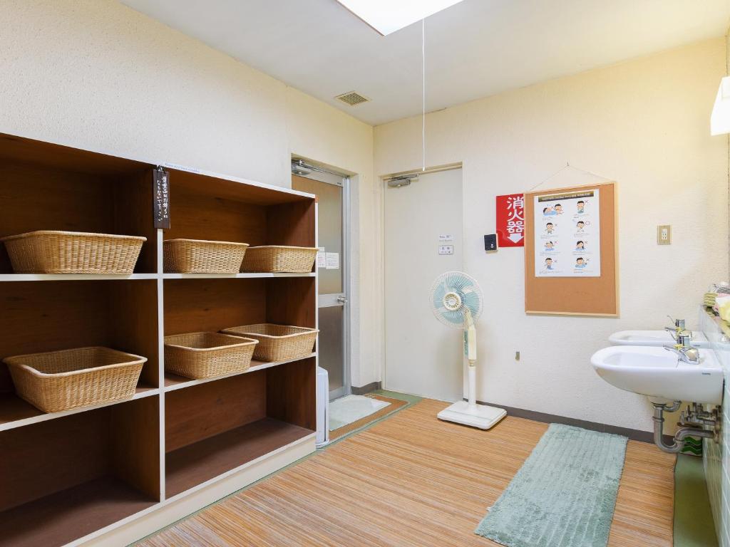 une salle de bain avec un lavabo et des toilettes dans l'établissement Kageyu, à Isehara