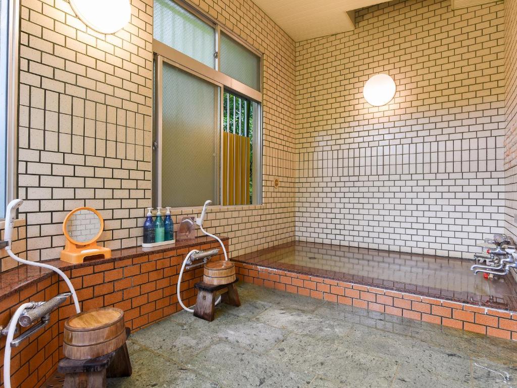 une salle de bain avec toilettes, lavabo et miroir dans l'établissement Kageyu, à Isehara