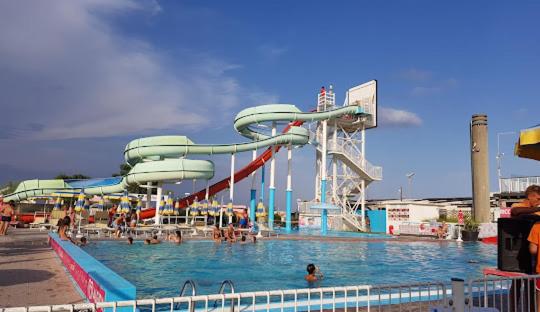 un grand parc aquatique avec un toboggan aquatique dans l'établissement Hotel Dusseldorf, à Rimini