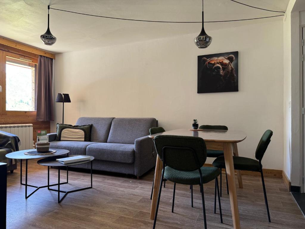 un salon avec un canapé et une table dans l'établissement Haut Belle Plagne, vue montagnes, au pied des pistes, proche de l'ESF & espace piscine inclus, à Belle Plagne