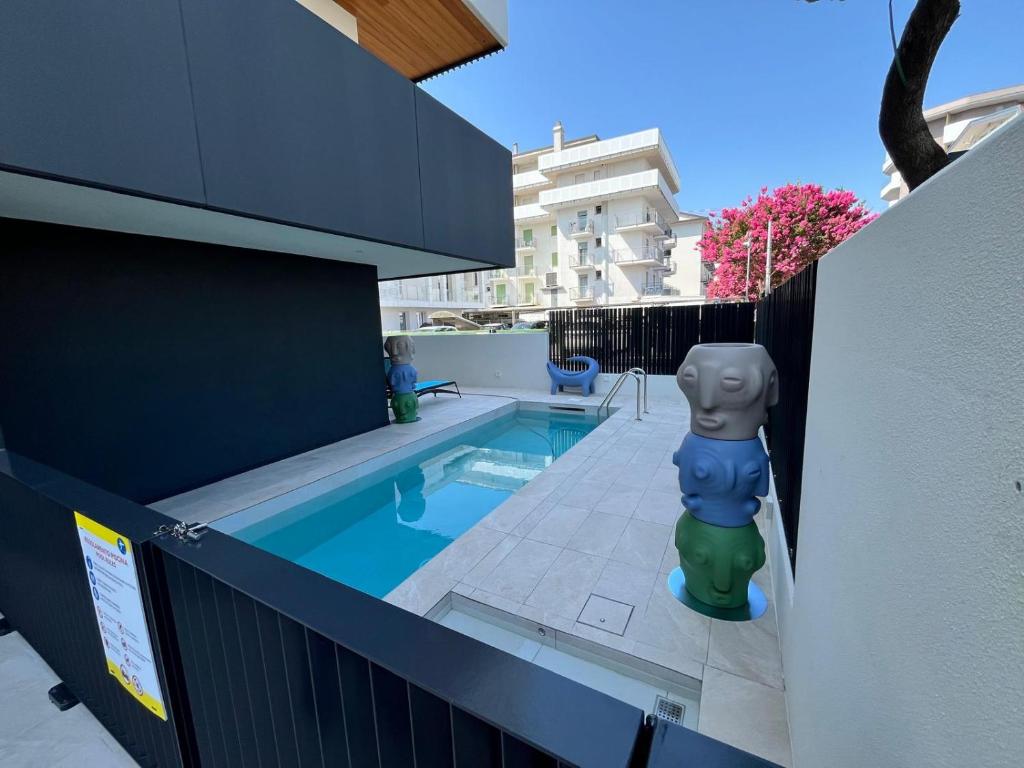 Beach Palace with small swimming pool, private beach, parking 8