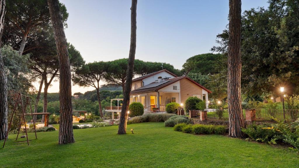 une maison au milieu d'une cour arborée dans l'établissement ANTICO CERASO 10, Emma Villas, à Grottaferrata