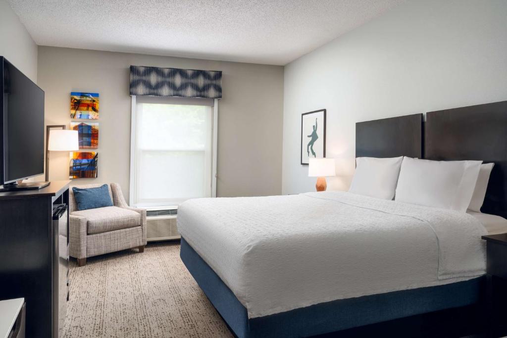 Hampton Inn & Suites Memphis East Image